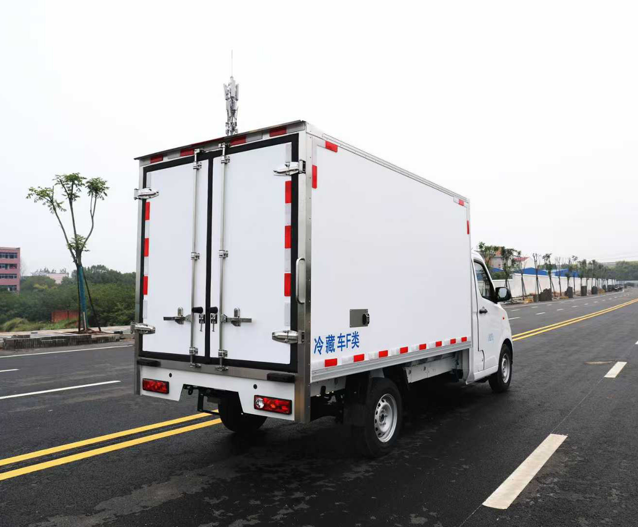 吉利遠(yuǎn)程F1E純電動(dòng)冷藏車8方圖片4