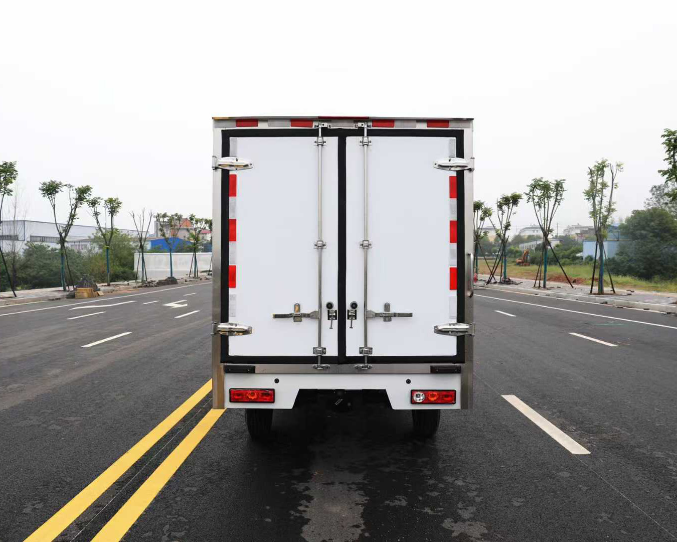 吉利遠(yuǎn)程F1E純電動(dòng)冷藏車8方圖片5